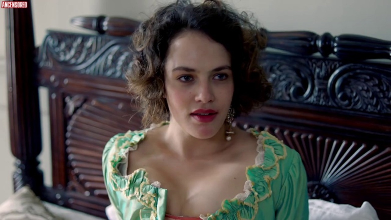 Jessica Brown Findlay les seins sont visibles 29