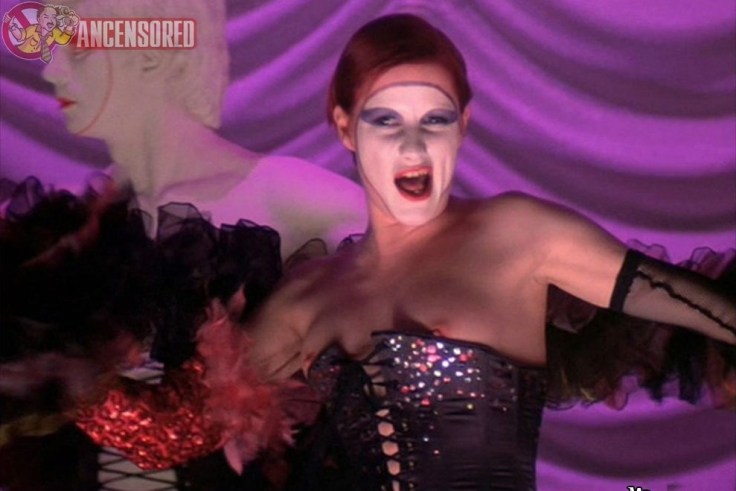 Nell Campbell les seins sont visibles 24