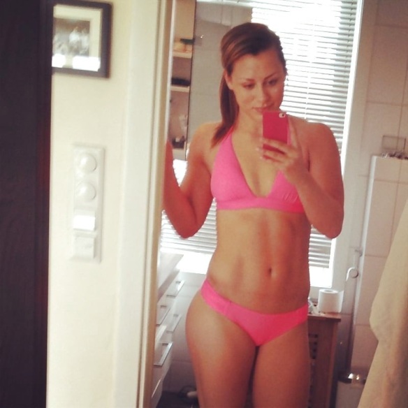 Nora Mork pas de sous-vêtements 43